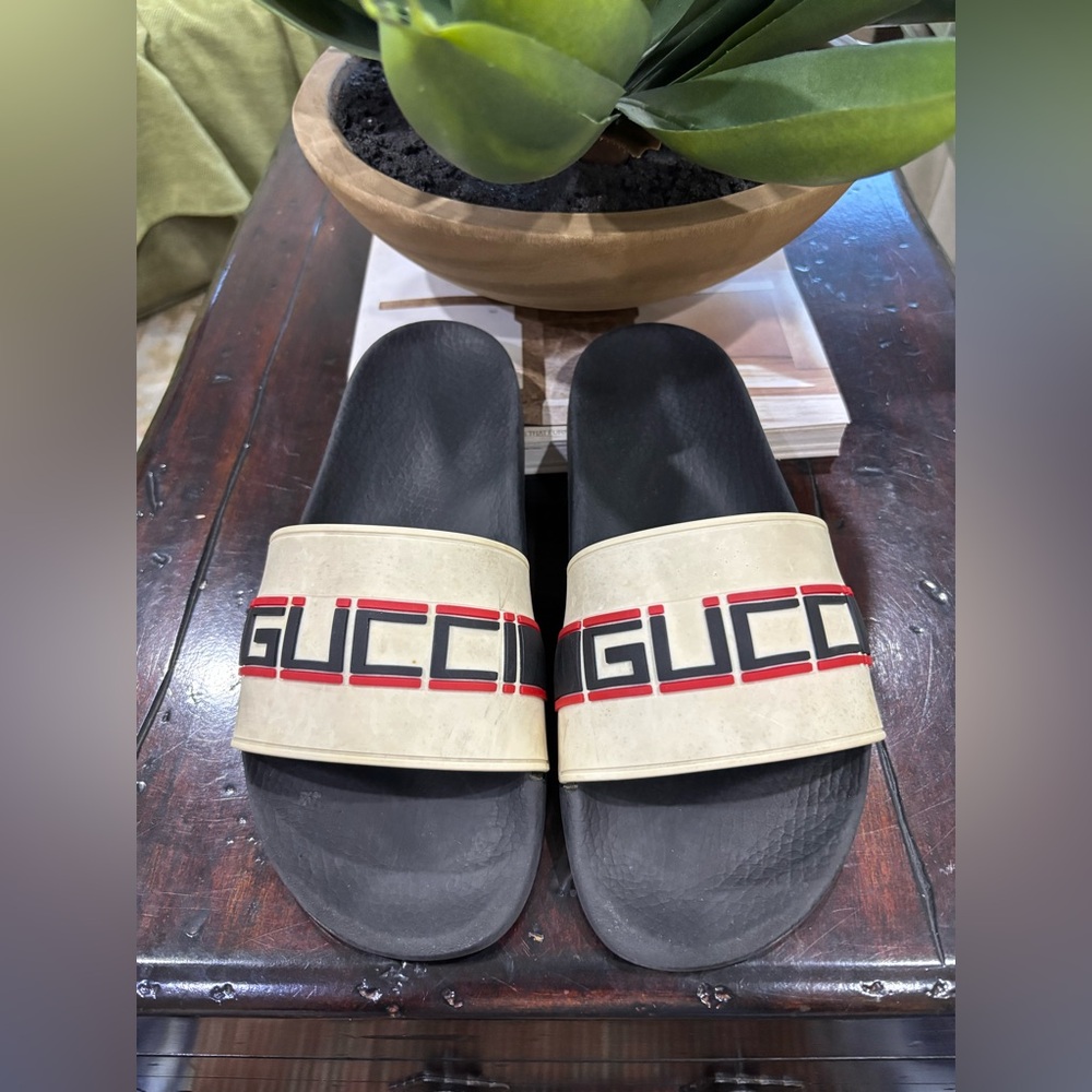 Gucci Men’s White & Black Stripe Rubber Slide Sandal - Picture 2 of 6